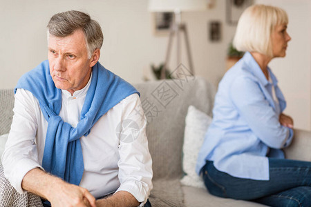 家庭关系困难老年夫妇在家吵架互相冒犯图片