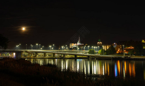 夜视从河对面到明亮的历史中心图片