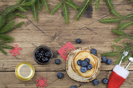 早餐用蓝莓蜂蜜和蓝莓果酱自制煎饼图片
