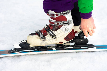 一个男人在雪中穿着白滑雪靴图片
