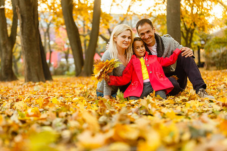 幸福的家庭在美丽的秋图片