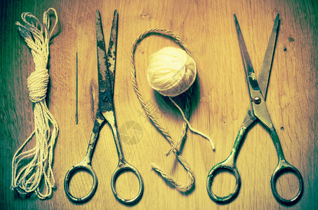 旧缝纫工具线和生锈的剪刀图片
