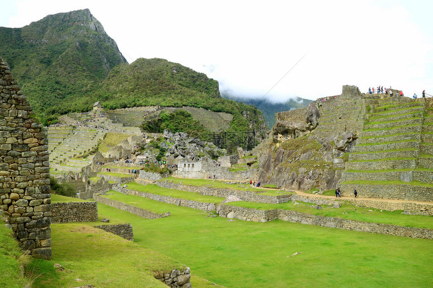 参观者享受在秘鲁南美洲库斯科市IncaCitadel的Machu图片