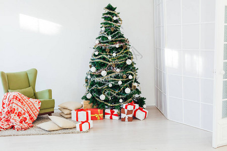 圣诞树与新年假期冬天的礼物图片