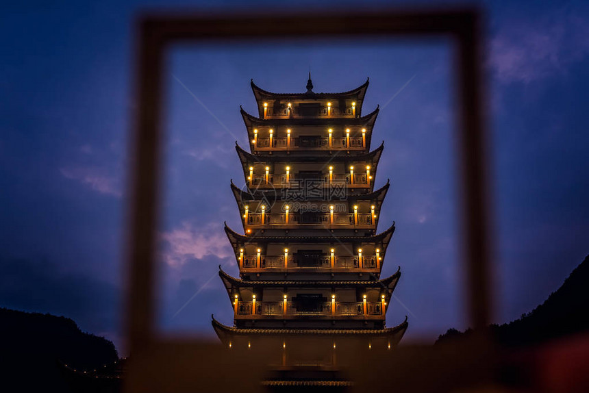 拍摄于黄昏时透过框架看到的传统木塔图片