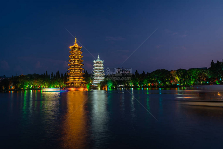 在广西省山丘或山湖光西省桂林镇太阳塔和月球塔楼灯明亮前图片