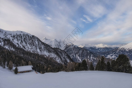 PitztalJerzens在奥地利阿尔卑斯山的冬季全景滑雪场图片