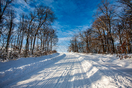 冬季景观中空荡的积雪道路图片