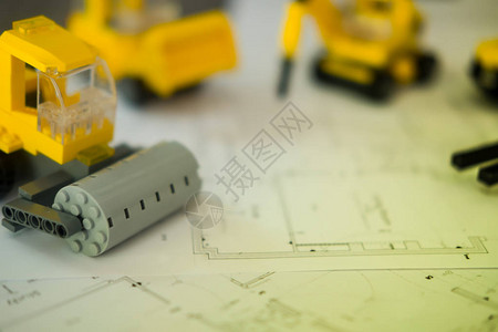 黄色玩具运输施工蓝图或建筑项目图片