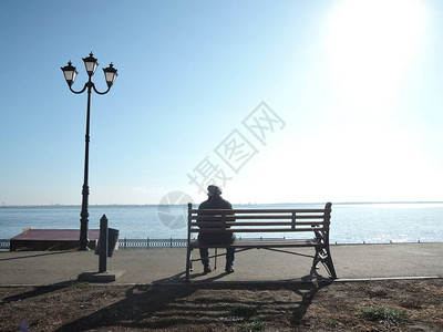 年长的老人独自坐在靠着拐杖的凳子上图片