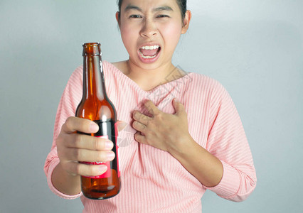 亚洲年轻女子因饮酒过多而患心脏病引起的胸痛危险的生活图片