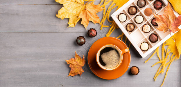 秋季背景的黑咖啡杯巧克力图片