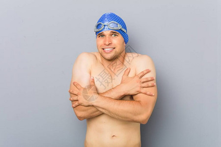 年轻的职业游泳运动员由于低温或疾病而图片