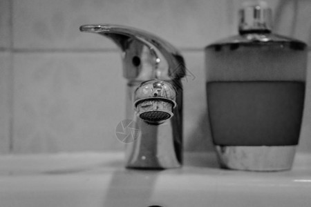 带液体肥皂的水龙头用于在浴室洗手图片
