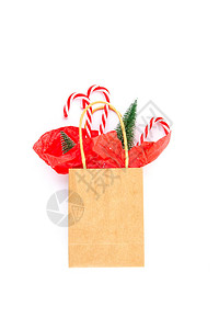 带有圣诞节礼物圣诞树和白底装饰的纸袋包图片
