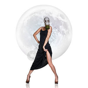 时髦的年轻女人穿着满月背面防毒面具背景图片