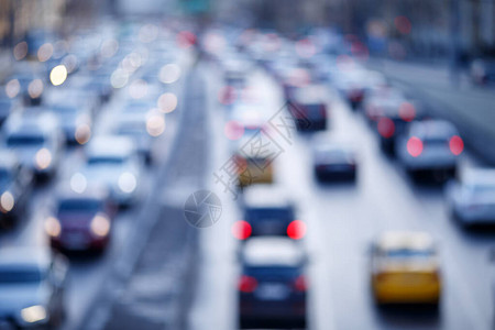 汽车停泊在交通堵塞中的道路照图片