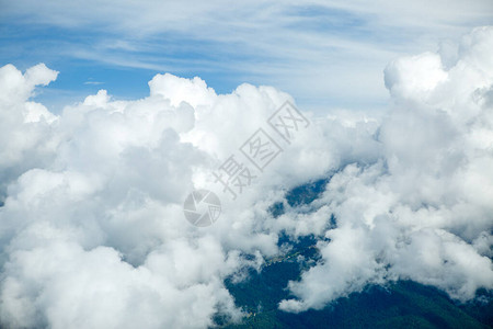 天空上方的云层照片图片