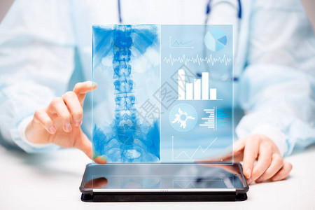 医生与医学新技术的虚拟屏幕进行交互技术创图片