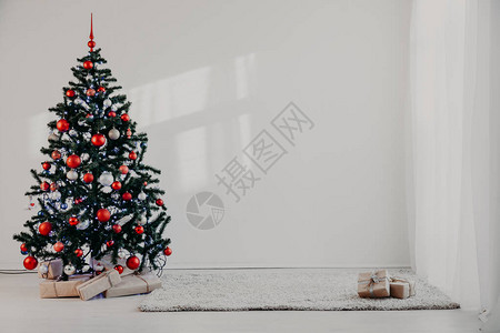 圣诞树在圣诞节的白色房图片