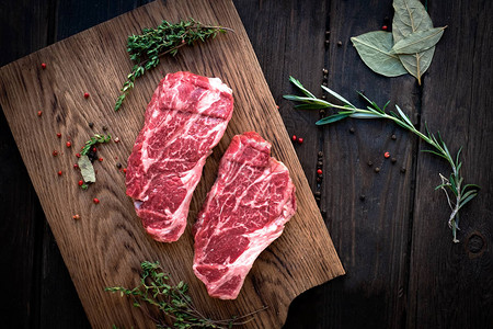 RawChuck卷牛排牛排加牛肉和木板上调味料顶层图片