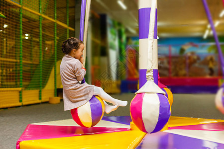 孩子在五颜六色的操场蹦床上跳跃孩子们在幼儿园生日派对上跳进充气弹跳城堡幼儿活背景图片