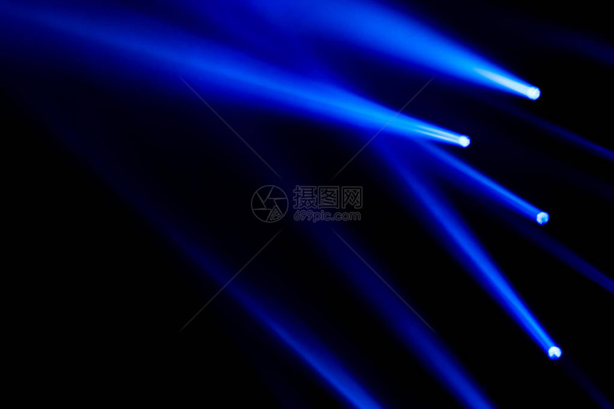 用于演唱会和夜总会概念的蓝光射线聚光灯图片