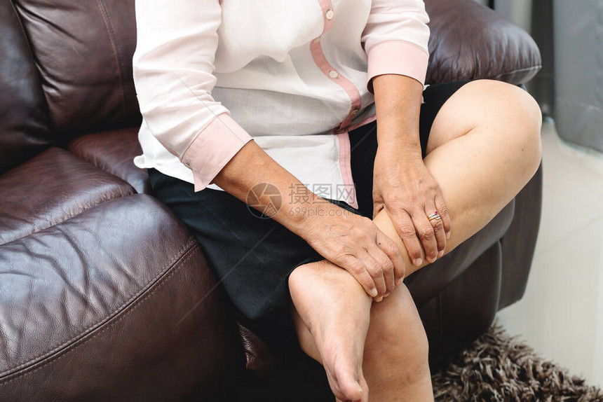 腿抽筋高龄妇女在家里腿抽筋疼痛健康问图片