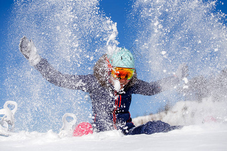 女运动员坐在雪地上冬天下雪的照图片