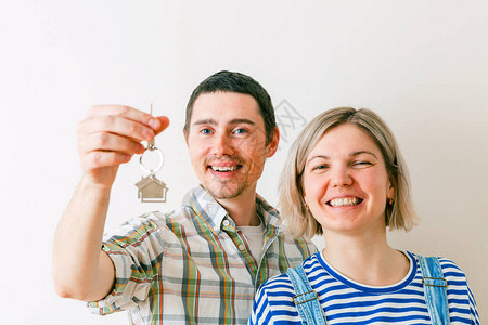 照片男女用钥匙从公寓中拿钥匙抵挡公寓内图片