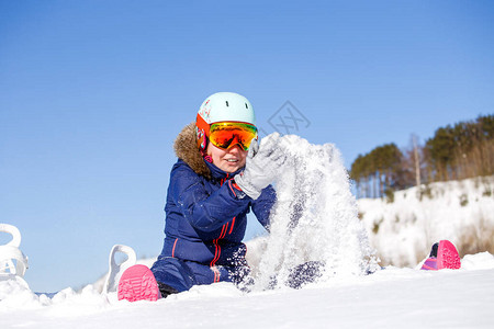 运动女坐在雪地上冬天下雪的画面图片