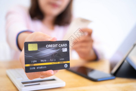 使用信卡商业概念和电子货币使用支付商品或图片