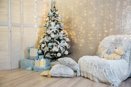 圣诞树上装饰着灯光花环照相馆圣诞节和新年礼物有圣背景图片