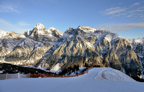 意大利Ladurns村滑雪度假图片