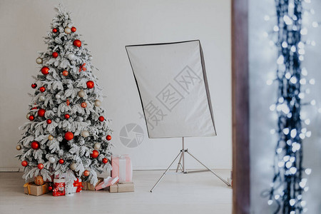 工作室的圣诞树和玩具及礼物图片