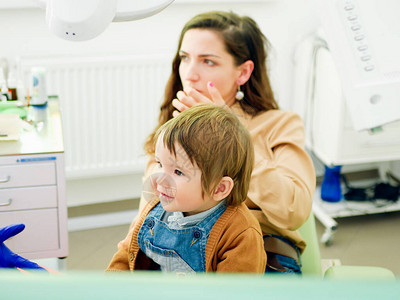 在牙医预约期间儿童牙医在母亲图片