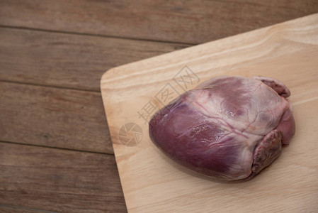 木制切菜板上的新鲜猪心图片