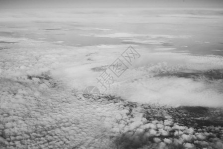 从飞机窗口的白毛云顶部视图图片