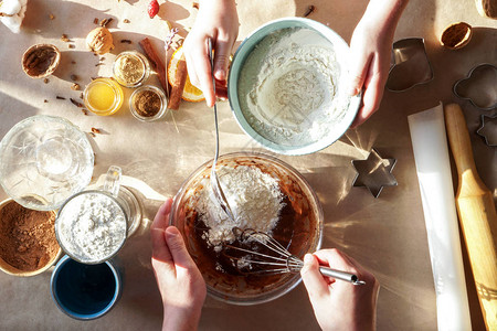 准备烘烤节日饼干圣诞节和新年传统食品收入自制面包烹饪儿童手平面相图片
