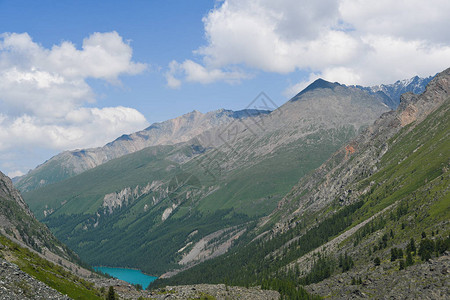 在岩石之间的山蓝色湖云下河谷的石脊在山图片