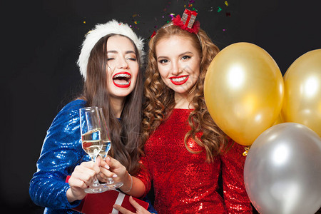 快乐的圣诞妇女用起泡酒背景图片