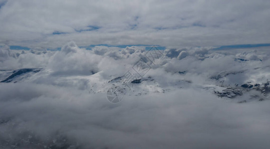 Dalsnibba山上的空中地视图图片