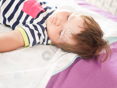 孩子们白天的睡眠有趣的婴儿睡在家里的床后面儿童节位置健康睡眠睡图片