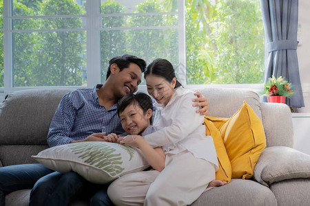 亚洲家庭父亲母亲和儿子一起在客厅玩耍图片
