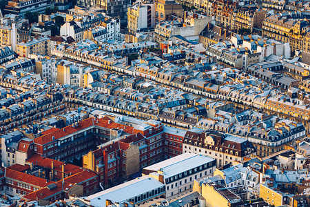 经典的巴黎建筑屋顶鸟瞰图巴黎在夏日图片
