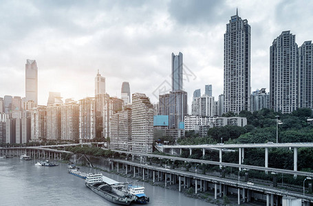 重庆城市天际线长江和摩天大楼图片