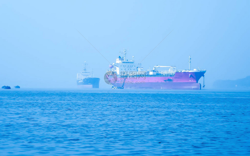 用于原油运输的大型和重型生锈货柜船在河上的景观国际海运进出口业务及图片