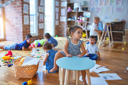 一群可爱的幼儿在幼儿园玩很多玩具图片