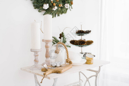 圣诞节和新年装饰在房子客厅的咖啡桌上蜡图片