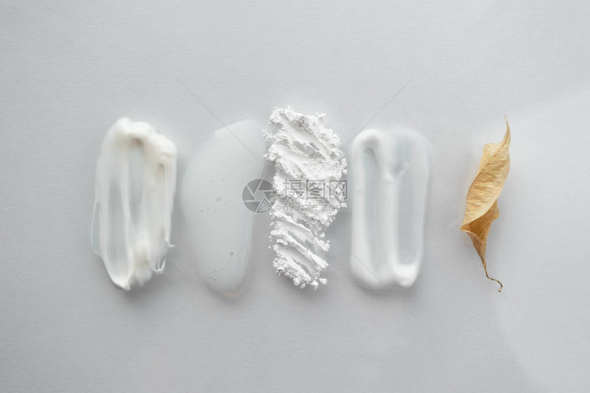一套涂抹美容化妆品和干叶保湿剂半透明散粉肥皂面膜和清洁剂隔离在白色背景上抗图片